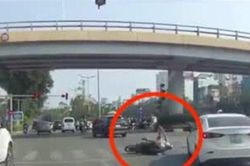 Clip: Dừng xe chờ đèn đỏ 'cực chuẩn', cô gái bị ô tô tông ngã ngửa