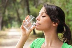 Nước lọc rất tốt cho sức khỏe nhưng uống vào 2 thời điểm này lại là 'thuốc độc' cho cơ thể