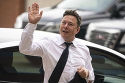 Elon Musk lấy lại ngôi giàu nhất thế giới