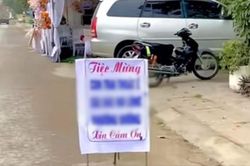 Mở tiệc vì con trai lập 'chiến tích' này, gia đình viết bảng xin nhường đường khiến CĐM cười ngất