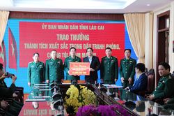 Chủ tịch UBND tỉnh Trịnh Xuân Trường trao thưởng đột xuất cho BĐBP Lào Cai trong Chuyên án A1122