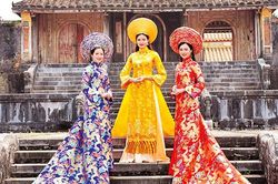 Người con gái với áo dài quê hương