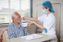 Viêm phổi ở người cao tuổi: Chăm sóc tại nhà đúng cách