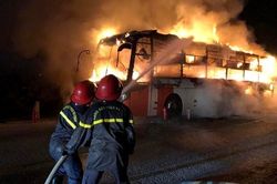 Xe khách bốc cháy ngùn ngụt, tài xế và nhiều hành khách kịp thời thoát nạn