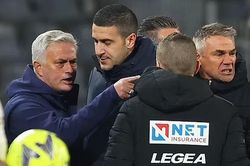 Mourinho nhận thẻ đỏ thứ ba trong mùa khi Roma thua đội áp chót, nhưng vẫn 'lén lút' chỉ dẫn học trò