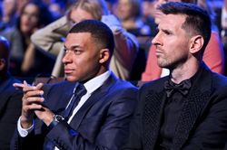 Chưa quên chuyện cũ, Mbappe mặt 'lạnh như tiền' khi nhìn Martinez nhận giải ở The Best