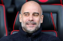 MU giành cúp Liên đoàn, Guardiola lập tức dè bỉu 'dùng tiền mua danh hiệu'
