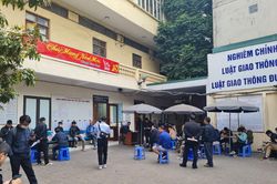 Cấp đổi giấy phép lái xe tại Hà Nội làm lợi cho 'cò'?