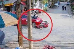 Clip: Mắc sai lầm, tài xế xe máy điện bị ô tô tông bay và cái kết may mắn
