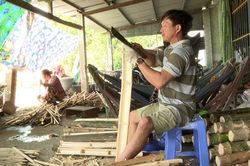 Thu nhập ổn định từ nghề róc thanh tre