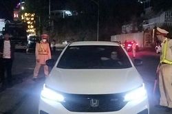 Cán bộ phường trốn vào cây xăng né thổi nồng độ cồn