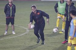 HLV Philippe Troussier rất nghiêm khắc, răn đe cầu thủ khi luyện tập