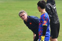 HLV Philippe Troussier yêu cầu thủ môn tập chuyền ngắn, lộ rõ triết lý chơi bóng của U23 Việt Nam