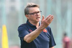 HLV Philippe Troussier tổ chức 'họp' bất ngờ, nói lời gan ruột với truyền thông