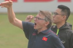 HLV Troussier nổi nóng, mắng té tát quân bầu Hiển vì lỗi 'cấm kỵ'