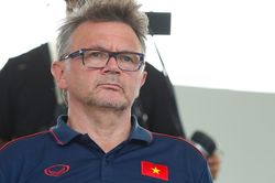 Thực hư tin đồn HLV Troussier muộn giờ tập và bí mật về sự chỉn chu đáng nể của 'Phù thủy Trắng'