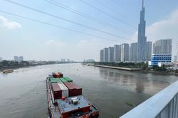 Giao thông đường thủy tại TPHCM 'tắc' vì cầu thấp