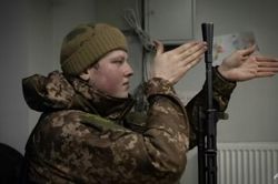Lính Ukraine hạ máy bay không người lái của Nga bằng súng Hồng quân