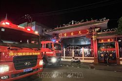 Khẩn trương dập tắt đám cháy trong khuôn viên miếu bà Thiên Hậu ở Bình Dương
