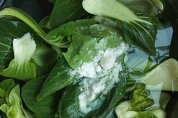 Không phải nước muối, đây mới là những chất tốt nhất để loại bỏ sạch hóa chất trong rau quả