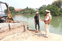 Tạm giữ phương tiện vận chuyển cát trái phép trên sông Đồng Nai