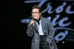 Hà Anh Tuấn có hành động ghi điểm khi thấy khán giả đứng đợi mình sau khi kết thúc show diễn