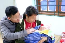 Bé sơ sinh 7 ngày tuổi bị bố đẻ bỏ rơi trong đêm, xót xa hơn khi nhìn vào thân thể
