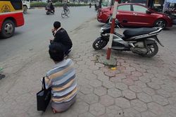 Người đàn ông khuyết tật tứ chi chờ xe buýt nhưng bị từ chối, lý do khiến ai nấy đều phẫn nộ