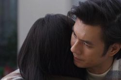 'Đừng làm mẹ cáu': Lộ cảnh Quân ôm Hạnh sau khi ra khỏi phòng khám