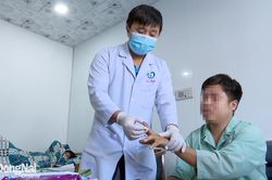Phẫu thuật bệnh nhân bị khối u cuộn mạch dưới móng tay hiếm gặp
