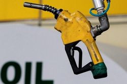 Ngày 2/3: Giá xăng dầu trượt dốc, gas tiếp tục giảm nhẹ
