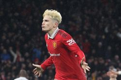 Ghi 2 bàn trong 5 phút, Man Utd vào tứ kết Cúp FA