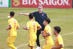 HLV Troussier nổi cáu 'nắn' từng học trò trên sân tập