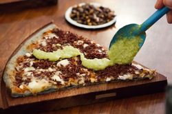 Bánh pizza châu chấu của Mexico