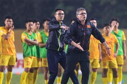 Từ U20 đến buổi tập đêm của ông Troussier