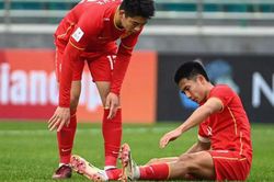 Cầu thủ Trung Quốc phô diễn kỹ năng tệ hại, BLV thốt lên: 'Trình độ này còn kém Nhật Bản 30 năm'