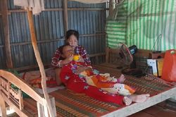 Người mẹ nghẹn ngào trước tấm lòng của bạn đọc VietNamNet