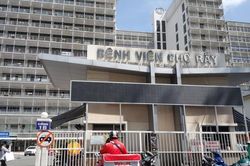 Đến Bệnh viện Chợ Rẫy tìm con, phụ huynh trường quốc tế mới biết bị lừa 70 triệu đồng