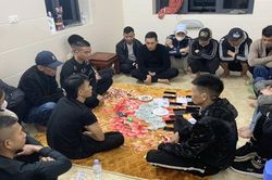 Bắt 21 đối tượng đang đánh bạc trong căn nhà kiên cố ở Nghệ An