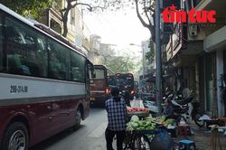 Xe hợp đồng ngang ngược dừng đỗ, đón trả khách vô tội vạ trong khu phố cổ