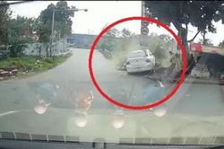 Clip: Lao vào ô tô ở ngã tư, 2 người đi xe máy bị húc văng