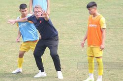 HLV Troussier ra 'chỉ chiêu' cho U23 Việt Nam