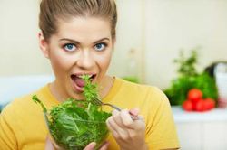 Nếu bạn gái muốn ăn ngon, ăn nhiều nhưng lại không lo cân nặng, hãy áp dụng cách sau