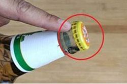 Nắp chai bia có 1 điểm nhỏ, cứ nhắm vào đấy mà bật, chẳng cần dùng dụng cụ phức tạp
