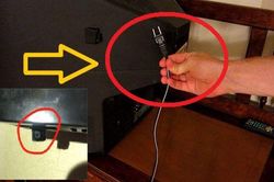 Nhân viên phục vụ tiết lộ: Bước vào phòng khách sạn phải rút phích cắm TV ngay