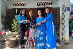 Trao phương tiện sinh kế cho phụ nữ khó khăn