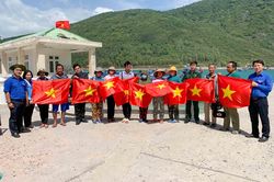 Tổ chức hành trình 'Tháng Ba biên giới - Vì biển đảo quê hương' tại tổ dân phố Bích Đầm