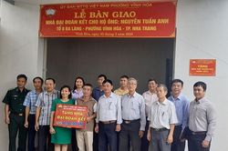 Bàn giao nhà Đại đoàn kết cho hộ cận nghèo