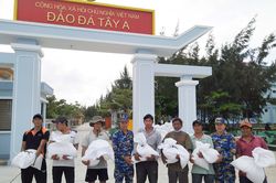 Đảo Đá Tây: Hỗ trợ lương thực, nước ngọt cho 45 tàu cá tỉnh Ninh Thuận vào tránh trú thời tiết xấu