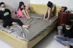 Nhóm nam nữ rủ nhau vào phòng ngủ quán karaoke để phê ma túy